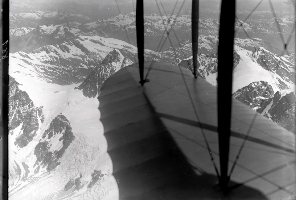 ETH-BIB-Piz Roseg, Piz Seerscen, Piz Bernina, Tragfläche v. S. O. aus 5000 m-Inlandflüge-LBS MH01-000881