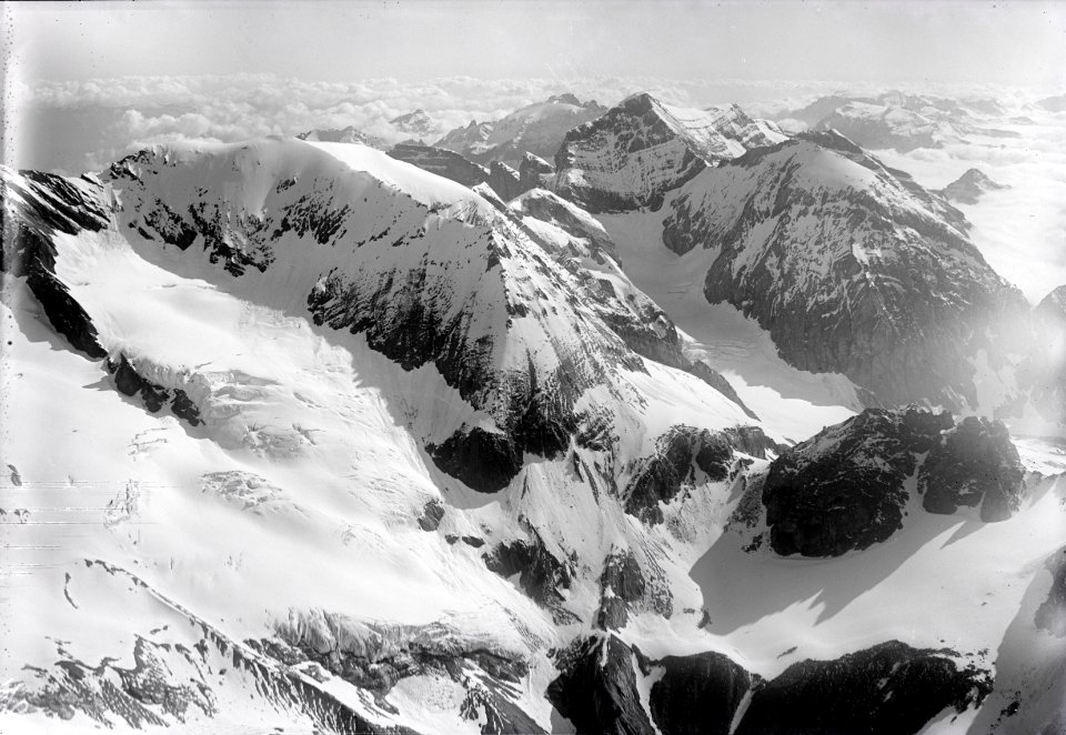 ETH-BIB-Piz Urlaun, Glatscher da Punteglias, Piz Frisal, Bifertenstock v. S. W. aus 3500 m-Inlandflüge-LBS MH01-004748