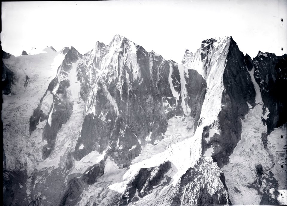 ETH-BIB-Pizzo Badile, Pizzo Cengalo, Cima della Bondasca v. N. aus 3300 m-Inlandflüge-LBS MH01-007823
