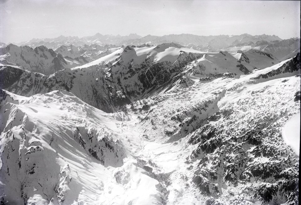 ETH-BIB-Piz Scopi, Piz Uffiern, Piz Medel, La Greina v. O. aus 3500 m-Inlandflüge-LBS MH01-003545