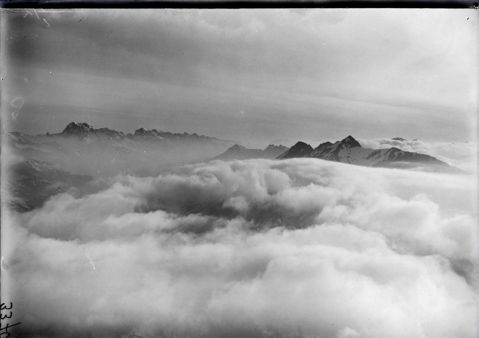 ETH-BIB-Piz Scopi, Piz Medel, Tödi, Wolkenmeer v. S. W. aus 3500 m-Inlandflüge-LBS MH01-003370