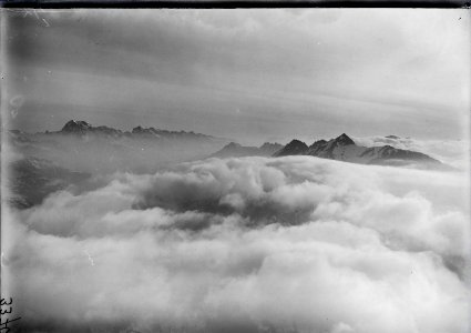 ETH-BIB-Piz Scopi, Piz Medel, Tödi, Wolkenmeer v. S. W. aus 3500 m-Inlandflüge-LBS MH01-003370