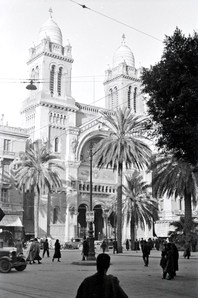 ETH-BIB-Platz vor der Kathedrale Saint-Vincent-de-Paul in Tunis-Nordafrikaflug 1932-LBS MH02-13-0053