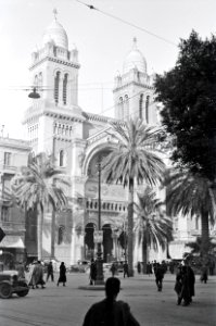 ETH-BIB-Platz vor der Kathedrale Saint-Vincent-de-Paul in Tunis-Nordafrikaflug 1932-LBS MH02-13-0053