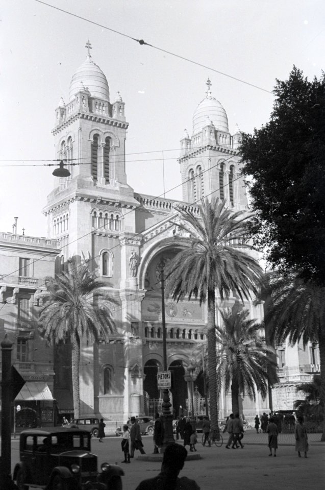 ETH-BIB-Platz vor der Kathedrale Saint-Vincent-de-Paul in Tunis-Nordafrikaflug 1932-LBS MH02-13-0052