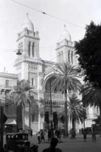 ETH-BIB-Platz vor der Kathedrale Saint-Vincent-de-Paul in Tunis-Nordafrikaflug 1932-LBS MH02-13-0052