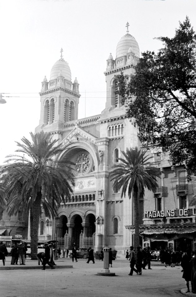 ETH-BIB-Platz vor der Kathedrale Saint-Vincent-de-Paul in Tunis-Nordafrikaflug 1932-LBS MH02-13-0056