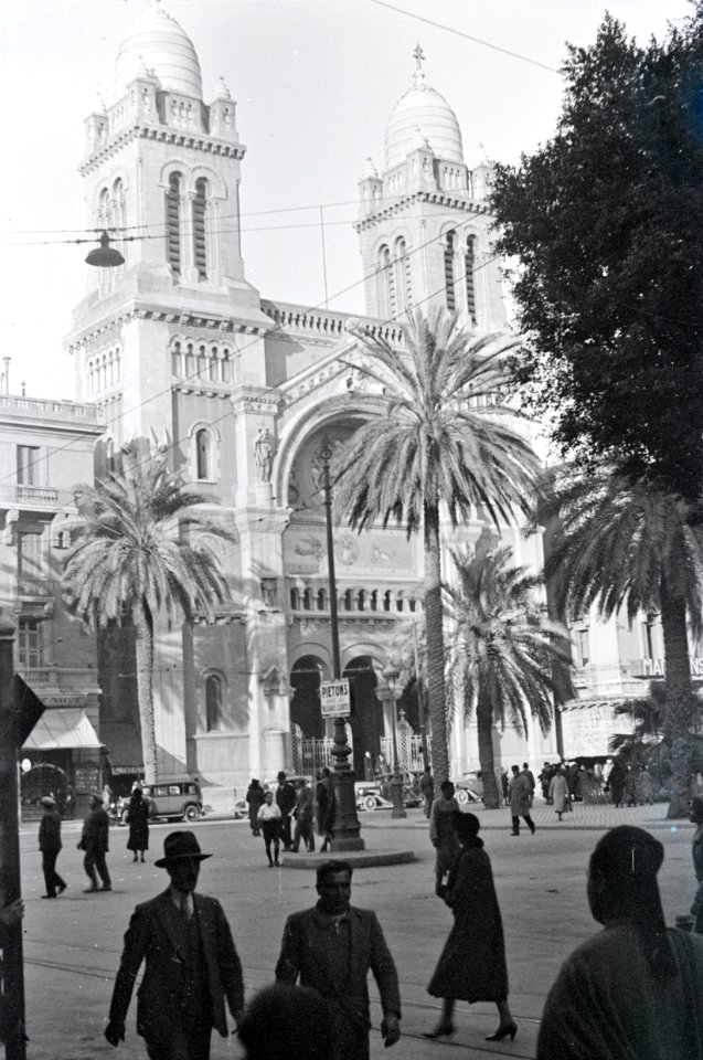 ETH-BIB-Platz vor der Kathedrale Saint-Vincent-de-Paul in Tunis-Nordafrikaflug 1932-LBS MH02-13-0051