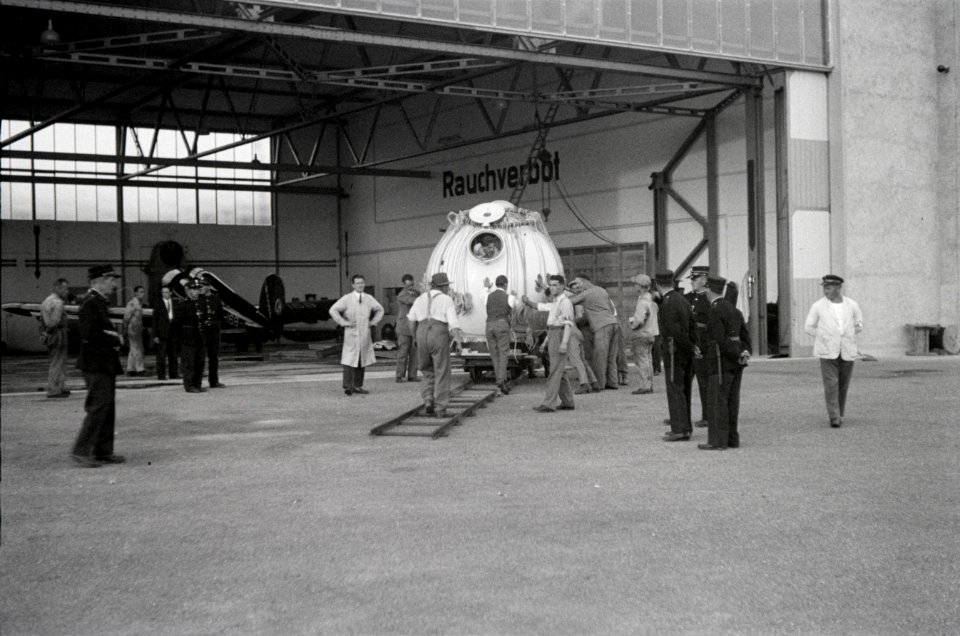 ETH-BIB-Prof. Auguste Piccards Ballonkugel in Dübendorf-Inlandflüge-LBS MH05-92-11