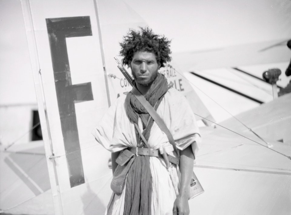 ETH-BIB-Portrait eines Nomaden vor einem französischen Flugzeug auf Kap Juby-Tschadseeflug 1930-31-LBS MH02-08-1102