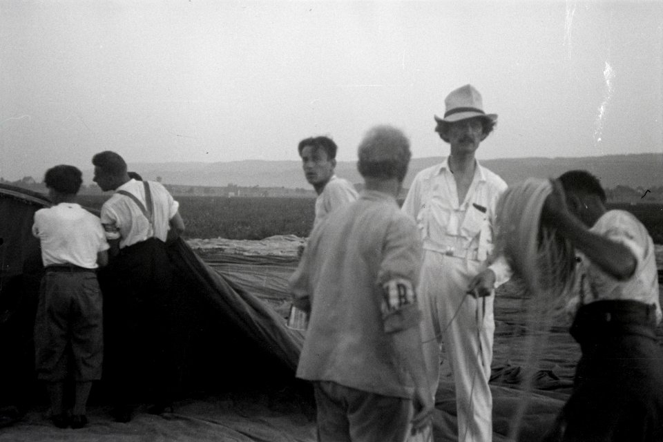 ETH-BIB-Prof. Auguste Piccard in Dübendorf-Inlandflüge-LBS MH05-92-14