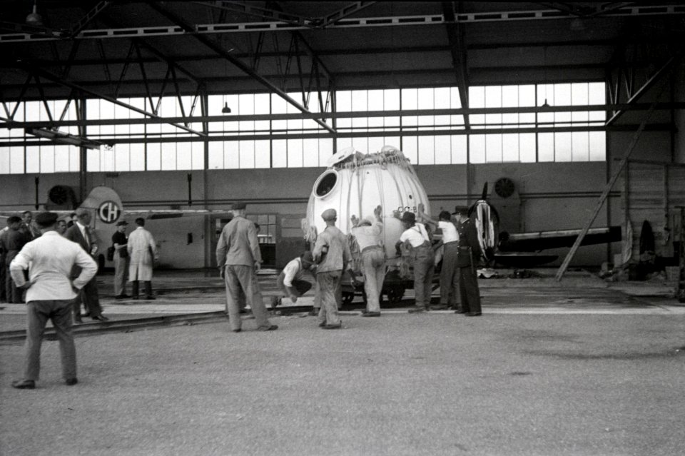ETH-BIB-Prof. Auguste Piccards Ballonkugel in Dübendorf-Inlandflüge-LBS MH05-92-10