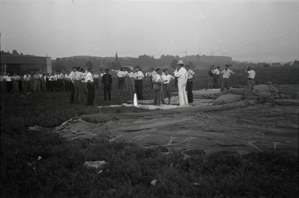 ETH-BIB-Prof. Auguste Piccard in Dübendorf-Inlandflüge-LBS MH05-92-15