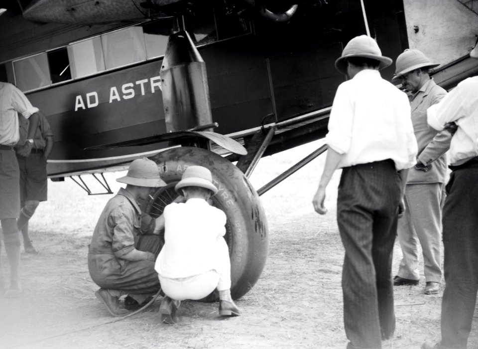 ETH-BIB-Rad der Fokker wird aufgepumpt-Tschadseeflug 1930-31-LBS MH02-08-0820