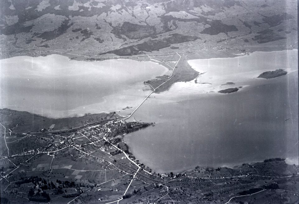ETH-BIB-Rapperswil-Jona, Hurden, Ufenau, Lützelau, Seedamm v. N. aus 1900 m-Inlandflüge-LBS MH01-006012
