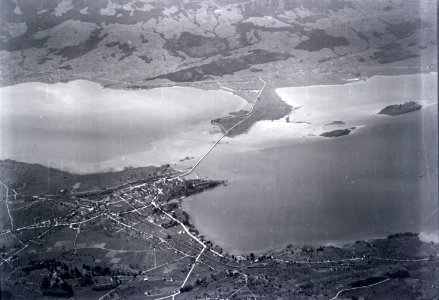ETH-BIB-Rapperswil-Jona, Hurden, Ufenau, Lützelau, Seedamm v. N. aus 1900 m-Inlandflüge-LBS MH01-006012