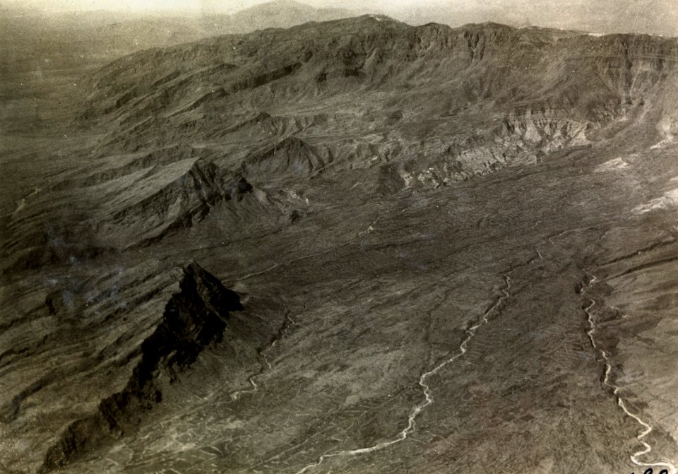 ETH-BIB-Randgebirge südlich von Schiraz aus 2000 m Höhe-Persienflug 1924-1925-LBS MH02-02-0188-AL-FL
