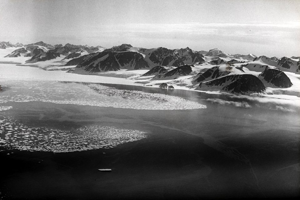ETH-BIB-Redbai mit Halbinsel Albert I von Nord-Osten aus 800 m Höhe-Spitzbergenflug 1923-LBS MH02-01-0028