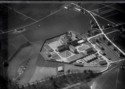 ETH-BIB-Regensdorf, Strafanstalt, Gefangene beim Umgang v. O. aus 300 m-Inlandflüge-LBS MH01-005015