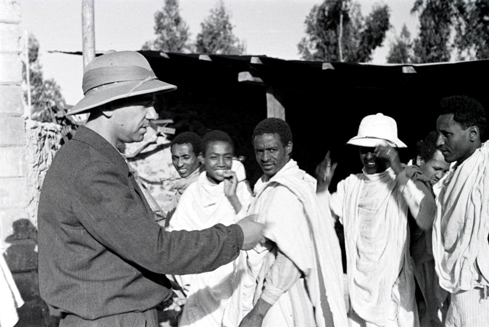 ETH-BIB-Reisebegleiter Mittelholzers beim Öffentlicher Gerichtsstand, Addis Abeba-Abessinienflug 1934-LBS MH02-22-1114