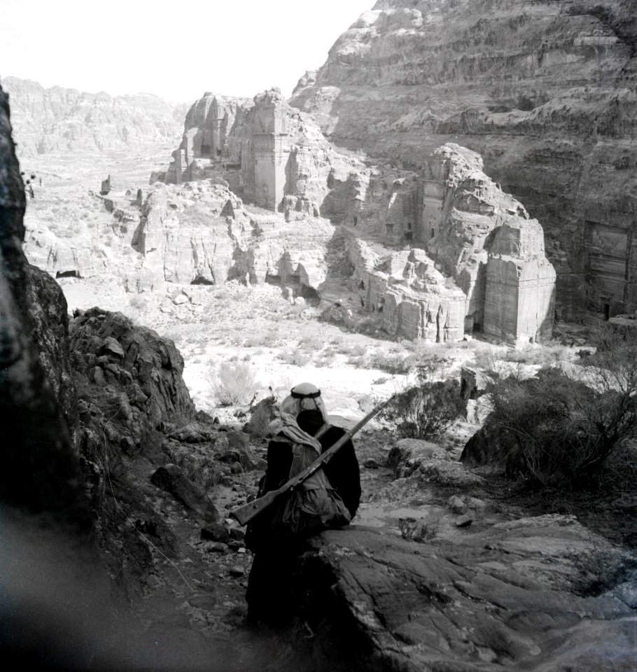 ETH-BIB-Reiseführer vor Felsengräber in Petra-Abessinienflug 1934-LBS MH02-22-0077