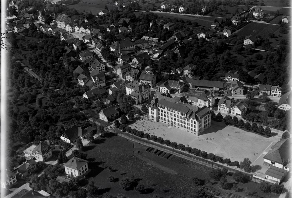 ETH-BIB-Reinach, Schulhaus aus 200 m-Inlandflüge-LBS MH01-003438
