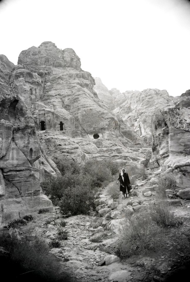 ETH-BIB-Reiseführer vor Felsengräber, Petra-Abessinienflug 1934-LBS MH02-22-0124