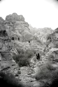 ETH-BIB-Reiseführer vor Felsengräber, Petra-Abessinienflug 1934-LBS MH02-22-0124