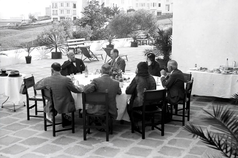 ETH-BIB-Reisegruppe am Tisch auf einer Terrasse zwischen Tanger und Sevilla-Nordafrikaflug 1932-LBS MH02-13-0472