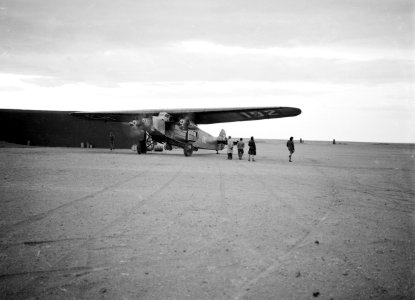 ETH-BIB-Reggane- unsere Fokker ist nun durch eine sternförmige Alveole gegen die Wüstenwinde (Sand) geschützt-Tschadseeflug 1930-31-LBS MH02-08-0406