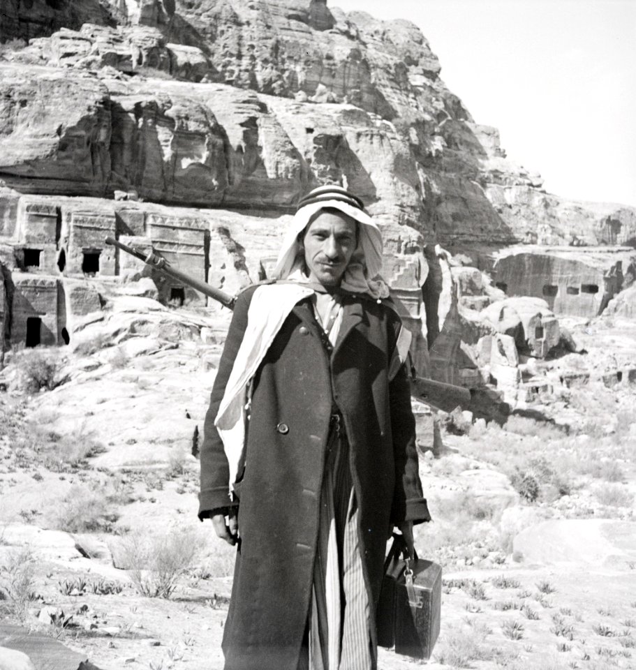 ETH-BIB-Reiseführer vor Felsengräber in Petra-Abessinienflug 1934-LBS MH02-22-0079