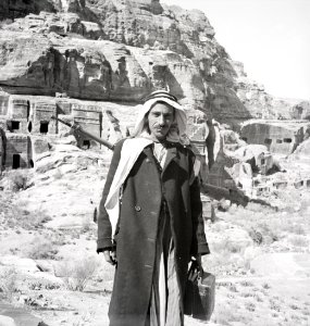 ETH-BIB-Reiseführer vor Felsengräber in Petra-Abessinienflug 1934-LBS MH02-22-0079