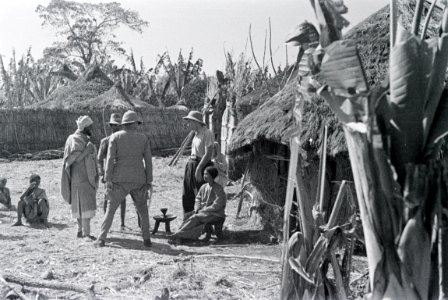 ETH-BIB-Reisebegleiter Mittelholzers und Abessinier vor Hütte-Abessinienflug 1934-LBS MH02-22-1087