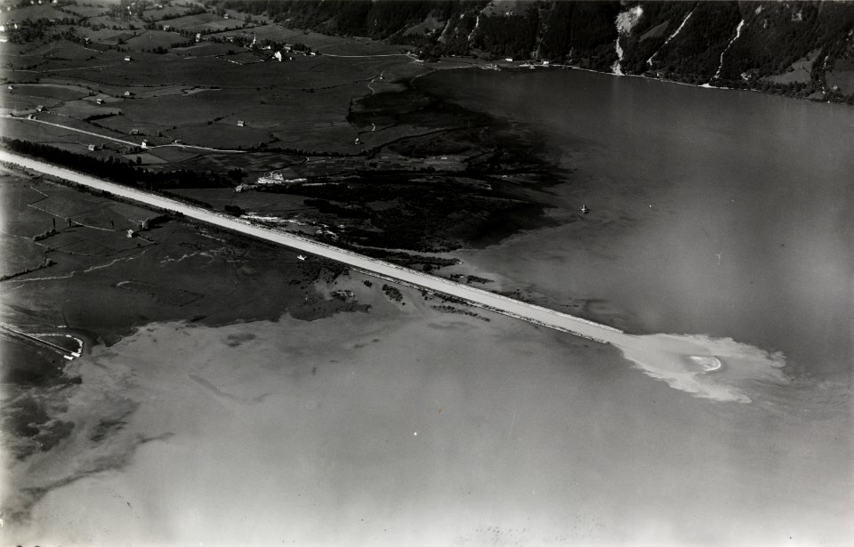 ETH-BIB-Reuss-Delta bei Flüelen, Urnersee aus 500 m-Inlandflüge-LBS MH01-003399