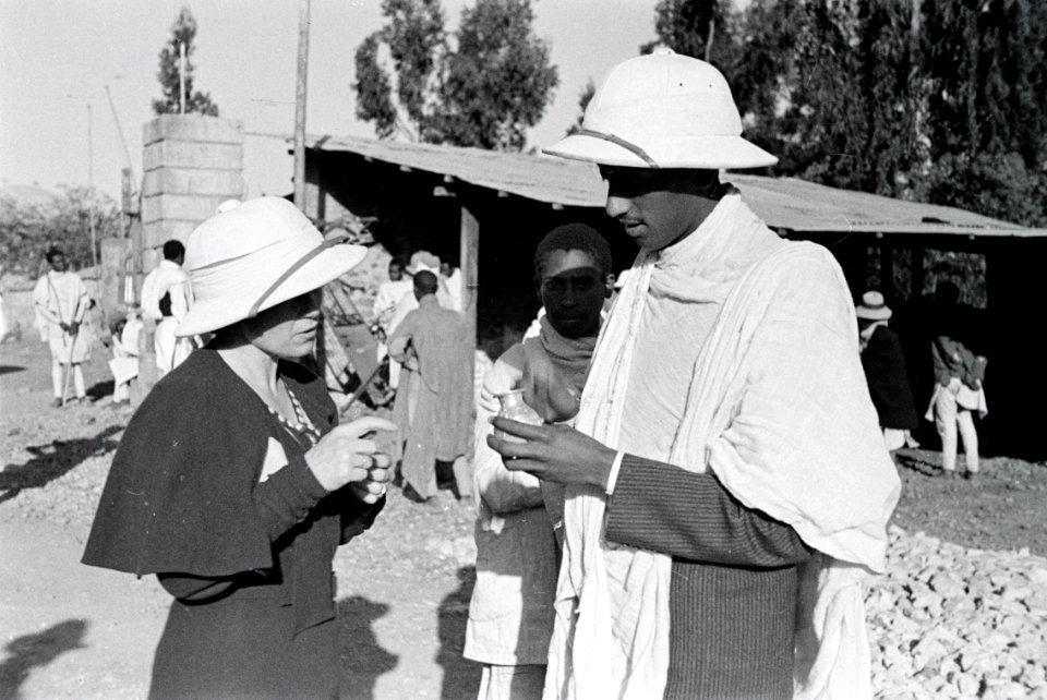 ETH-BIB-Reisebegleiterin Mittelholzers und Abessinier, Addis Abeba-Abessinienflug 1934-LBS MH02-22-1121