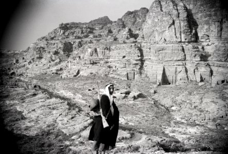 ETH-BIB-Reiseführer vor Felsengräber, Petra-Abessinienflug 1934-LBS MH02-22-0123