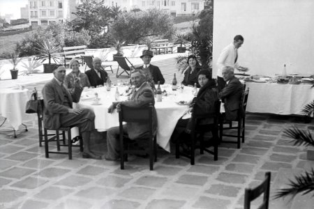 ETH-BIB-Reisegruppe am Tisch auf einer Terrasse zwischen Tanger und Sevilla-Nordafrikaflug 1932-LBS MH02-13-0471