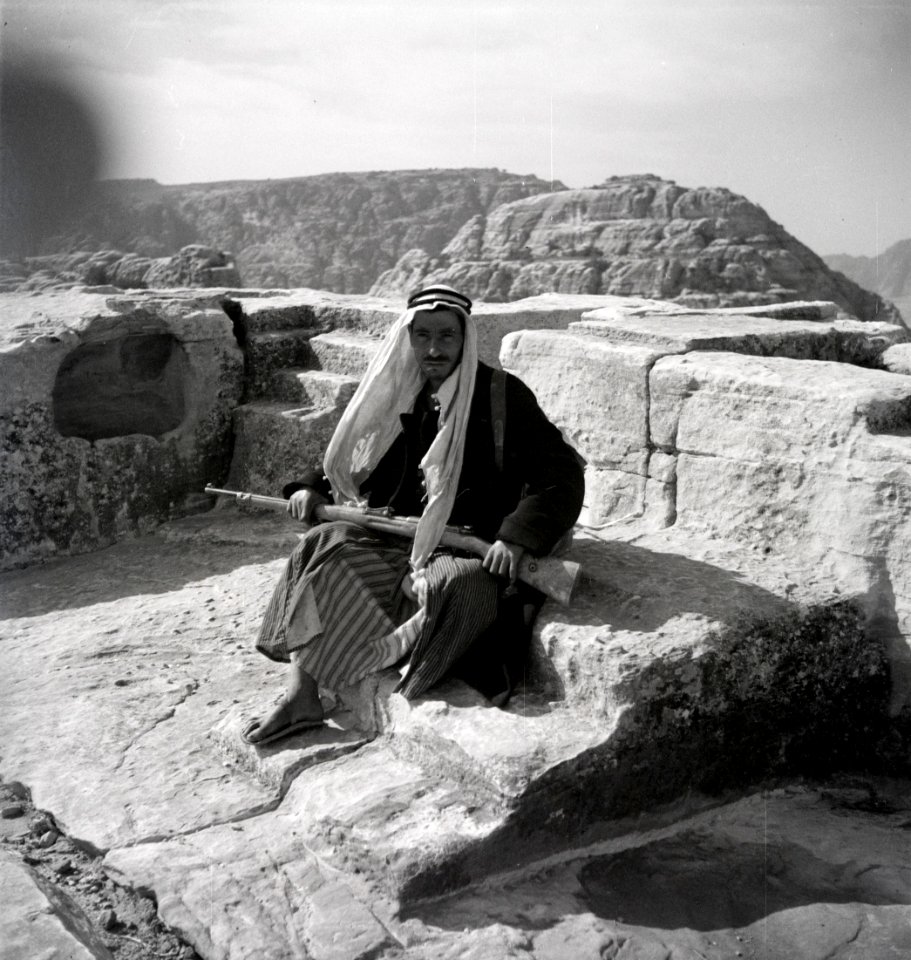 ETH-BIB-Reiseführer in Petra-Abessinienflug 1934-LBS MH02-22-0080