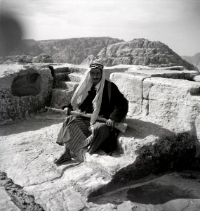 ETH-BIB-Reiseführer in Petra-Abessinienflug 1934-LBS MH02-22-0080