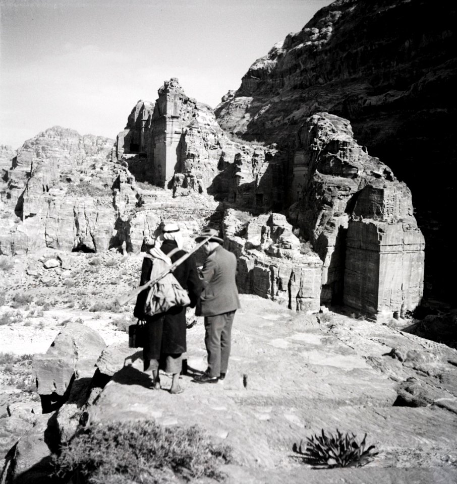 ETH-BIB-Reiseführer vor Felsengräber, Petra-Abessinienflug 1934-LBS MH02-22-0088