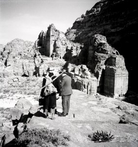 ETH-BIB-Reiseführer vor Felsengräber, Petra-Abessinienflug 1934-LBS MH02-22-0088