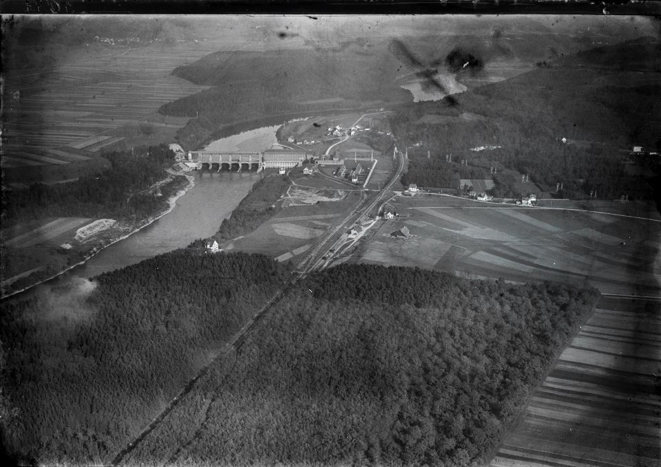 ETH-BIB-Rheinsfelden, Kraftwerk Eglisau v. S. W. aus 400 m-Inlandflüge-LBS MH01-005933