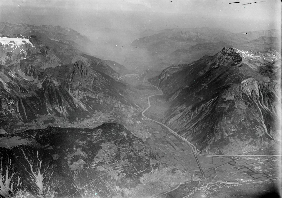 ETH-BIB-Rhonequertal unterhalb Martigny, zwischen Dent de Morcles r. und Dents du Midi l. v. S. aus 5000 m-Inlandflüge-LBS MH01-001267