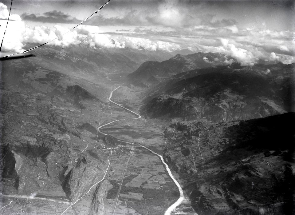 ETH-BIB-Rhonetal bei Sitten, l. Ausmündung der Morge, r. der Borgne v. W. aus 4000 m-Inlandflüge-LBS MH01-000212
