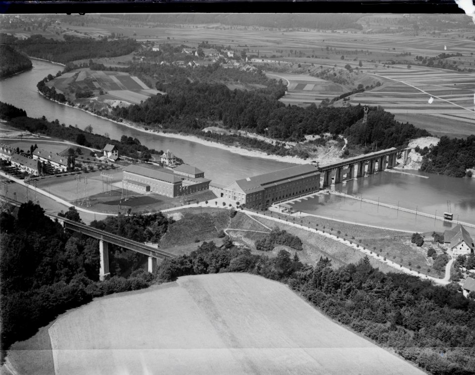 ETH-BIB-Rheinsfelden, Kraftwerk Eglisau, Herdern v. O. aus 150 m-Inlandflüge-LBS MH01-005841