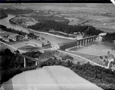 ETH-BIB-Rheinsfelden, Kraftwerk Eglisau, Herdern v. O. aus 150 m-Inlandflüge-LBS MH01-005841
