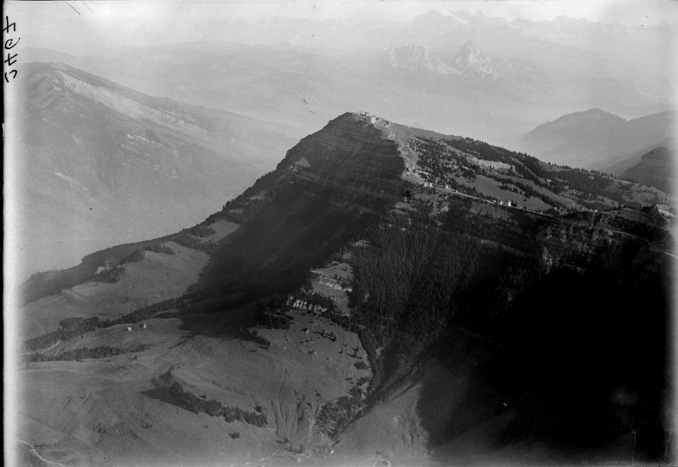 ETH-BIB-Rigi Kulm in der schräggestellten Nagelfluh, Seeboden, Mythen v. N. W. aus 2000 m-Inlandflüge-LBS MH01-002467