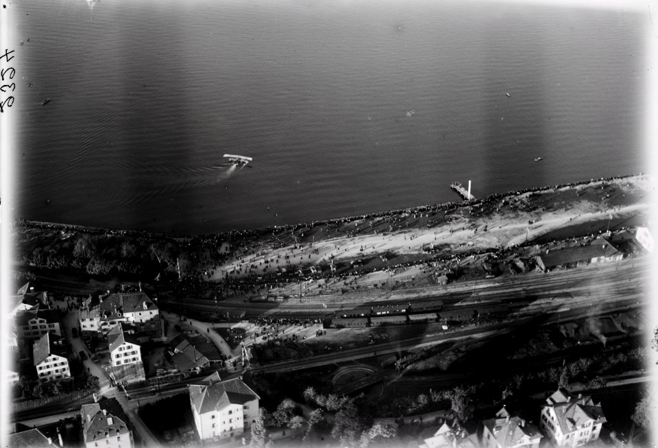 ETH-BIB-Rorschach mit startendem Wasserflugzeug, Zuschauer aus 100 m-Inlandflüge-LBS MH01-002324