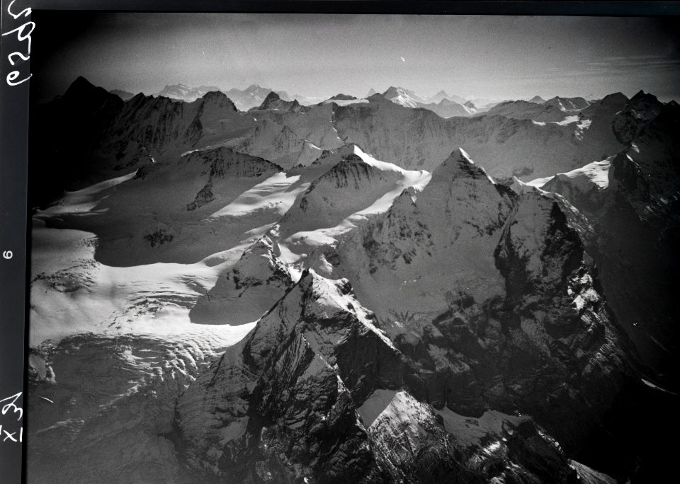 ETH-BIB-Rosenlauigletscher, Wetterhörner, Finsteraarhorn v. N. O. aus 3600 m-Inlandflüge-LBS MH01-006592