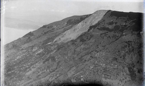 ETH-BIB-Rossberg, Bergsturzgebiet, Zugersee v. S. O. aus 1000 m-Inlandflüge-LBS MH01-001776